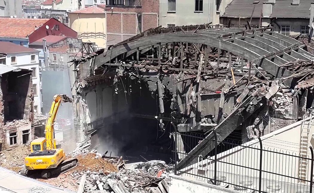 Emek Sineması Yerle Bir