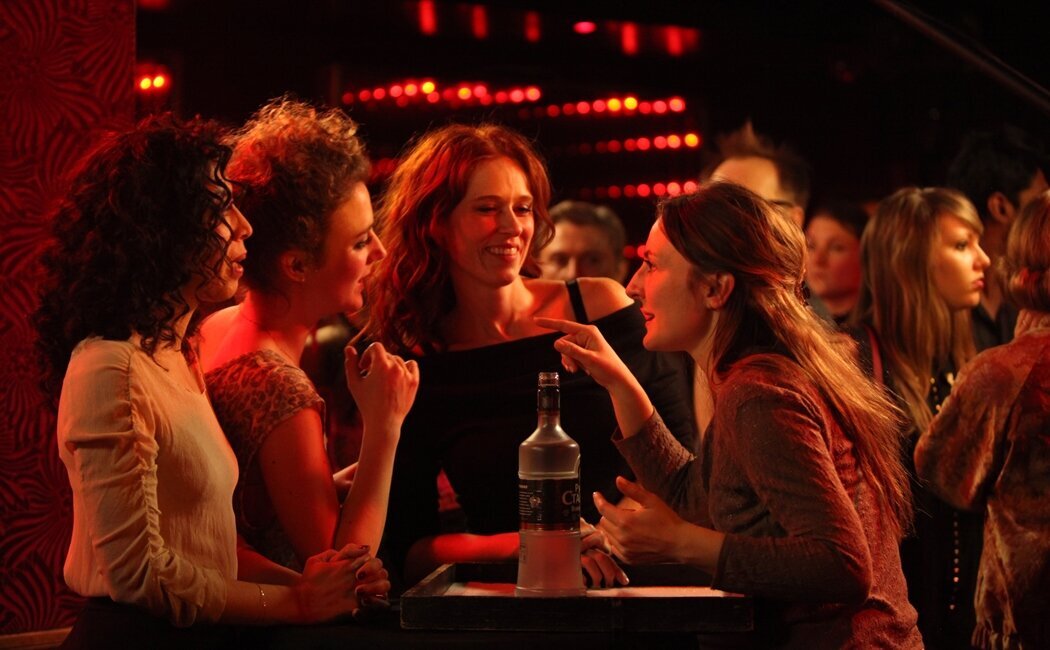 Aşk, Tutku, Dedikodu