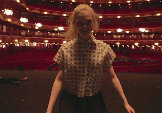 Karen O’ya Elle Fanning’li Sürpriz Video!