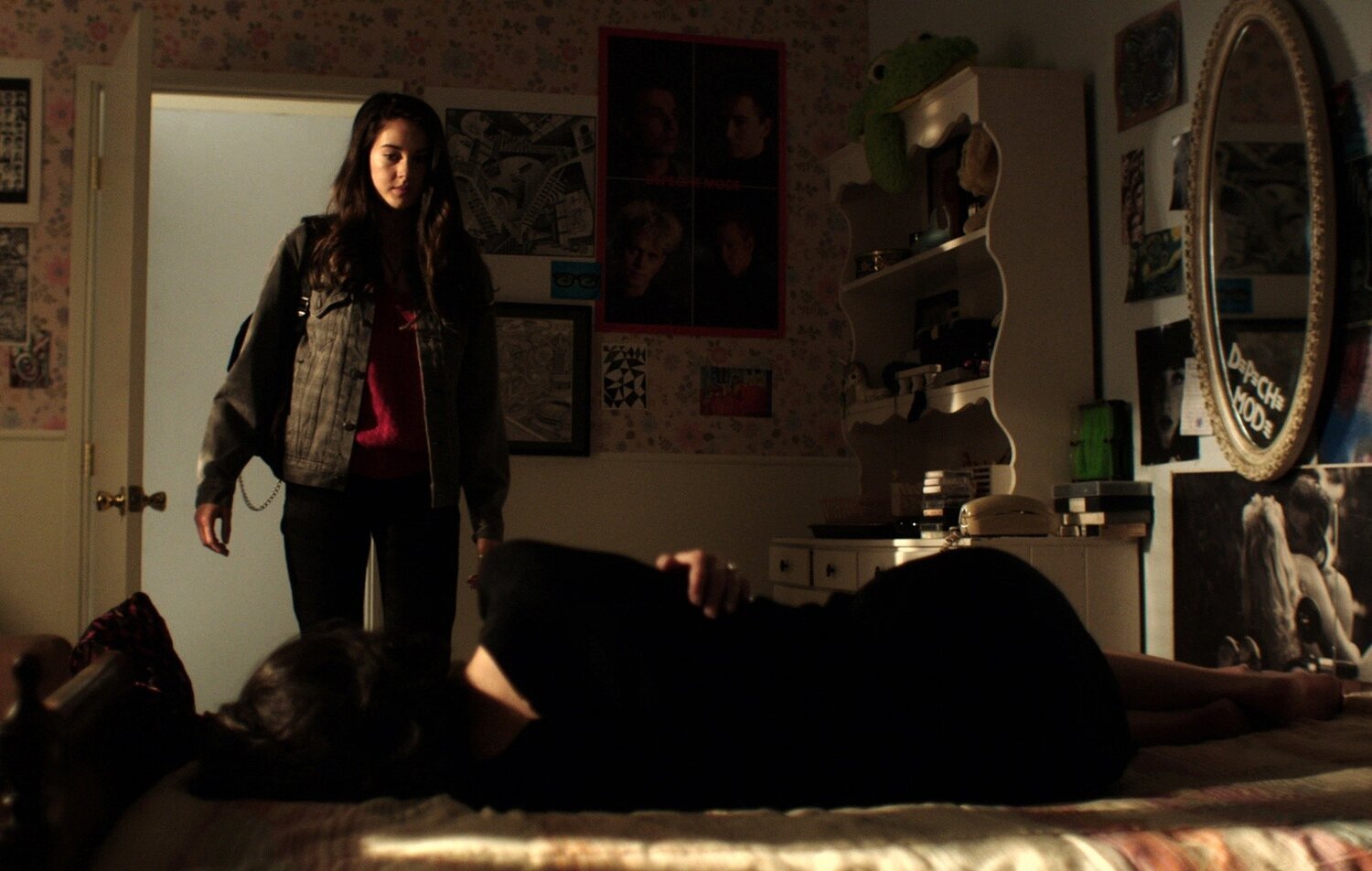 Karda Beyaz Bir Kuş-White Bird in a Blizzard