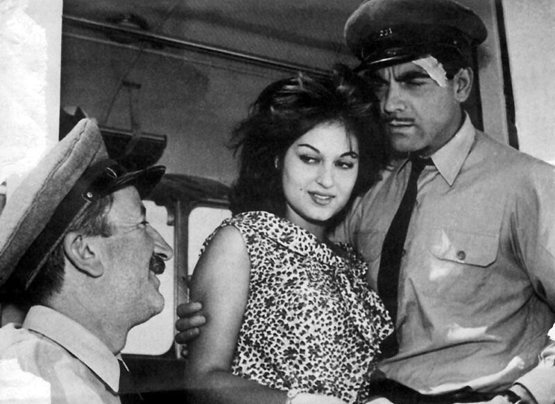 Türkiye Sineması’nın Modernleşme Sürecindeki Arada Kalmışlık Üzerine : Otobüs Yolcuları