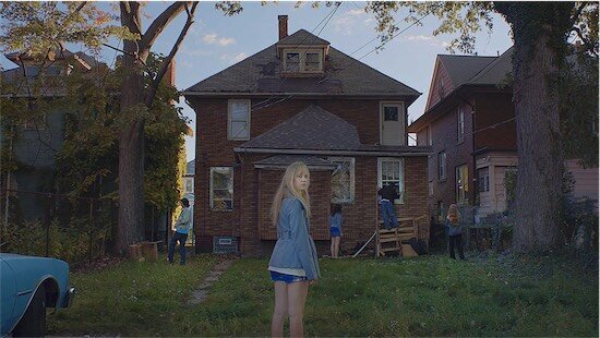pesimdeki-seytan-it-follows-34-istanbul-film-festivali-filmloverss
