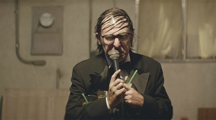 Absürt Tarzıyla Dikkat Çeken Entertainment’ın Yeni Fragmanı Yayınlandı!