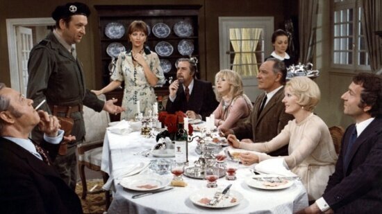 The-Discreet-Charm-of-The-Bourgeoisie-bunuel-filmloverss