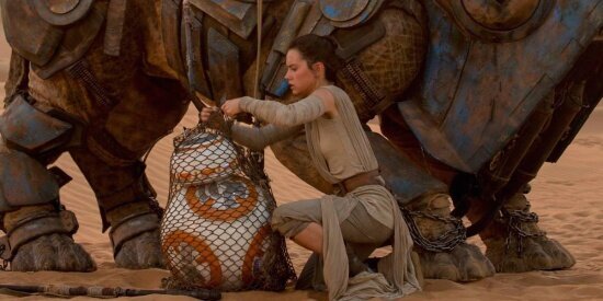 star-wars-force-awakens-rey-bb8-daisy-ridley-filmloverss