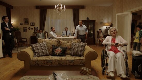 celal-tan-ve-ailesinin-asiri-acikli-hikayesi-filmloverss