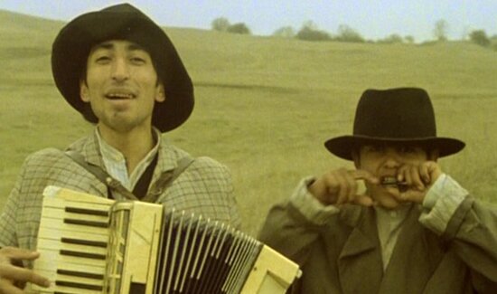 ko-to-tamo-peva-filmloverss