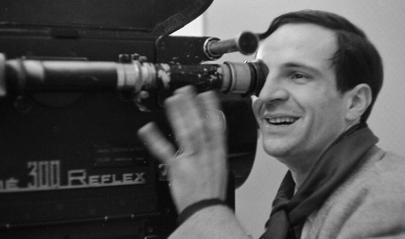 France, le 31 janvier 1962, portrait du cinéaste français François TRUFFAUT, à l'occasion de la sortie du film "l'amour a vingt ans", ensemble de cinq sketchs. Le sketch du réalisateur intitulé "Antoine et Colette" relate le second volet de l'histoire d'Antoine Doinel à 17 ans, quelques années après "les 400 coups". Le réalisateur derrière la caméra, regardant da