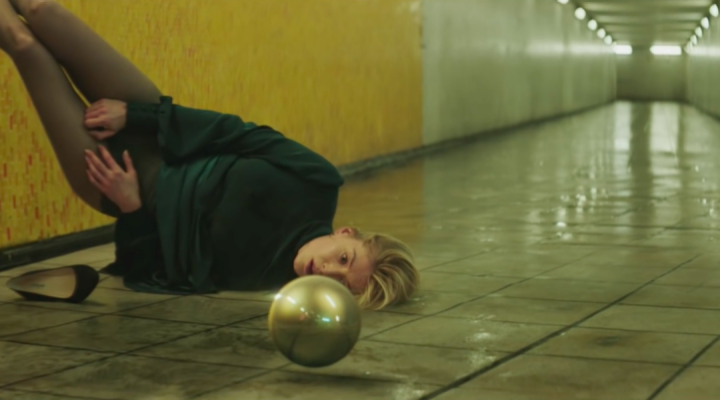 Rosamund Pike, Massive Attack’ın Müzik Klibinde!