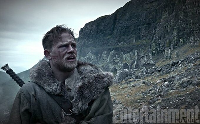 guy-ritchie-nin-merakla-beklenen-filmi-king-arthur-legend-of-the-sword-dan-ilk-gorseller-1-filmloverss