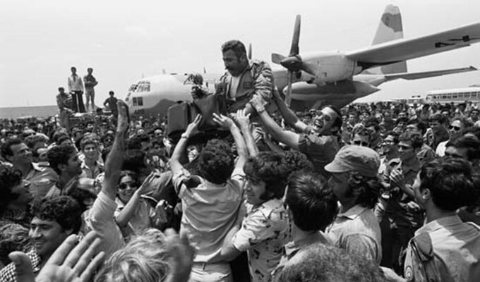 entebbe-rosamund-pike-and-daniel-bruhl-u-bir-araya-getiriyor-filmloverss