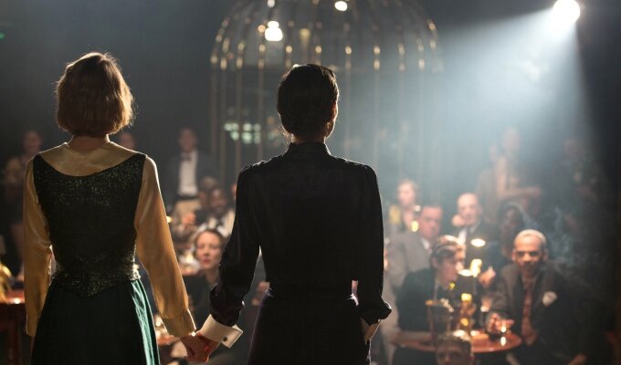 planetarium-holding-hands-filmloverss