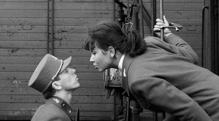 Ostře sledované vlaky