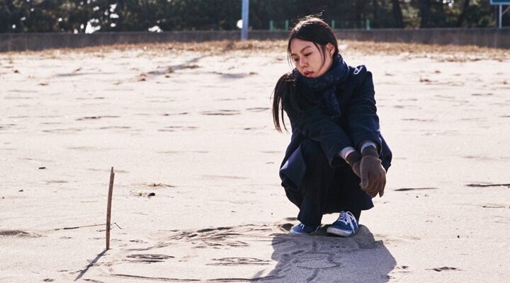 Berlin’de Prömiyerini Gerçekleştirecek Olan Hong Sang-Soo İmzalı On the Beach at Night Alone’dan Tanıtım Fragmanı!