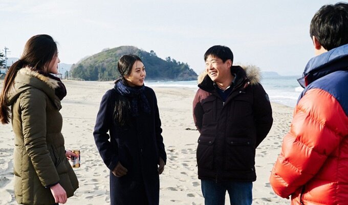 on-the-beach-at-night-alone-3-filmloverss