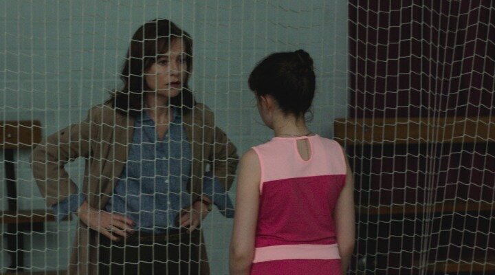 Prömiyerini Berlin Film Festivali’nde Yapacak Isabelle Huppert’li Barrage’dan Klip Yayınlandı!