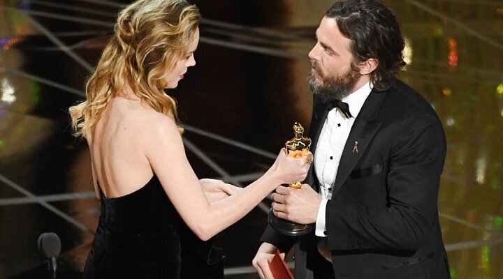 Brie Larson Oscar’da En İyi Erkek Oyuncu Ödülünü Alan Casey Affleck’i Neden Alkışlamadı?
