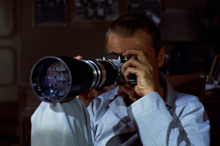 Hitchcock’un Rear Window’da Seyirciyi Röntgenci Yerine Koymasını Sağlayan 4 Muhteşem Sinematik Teknik