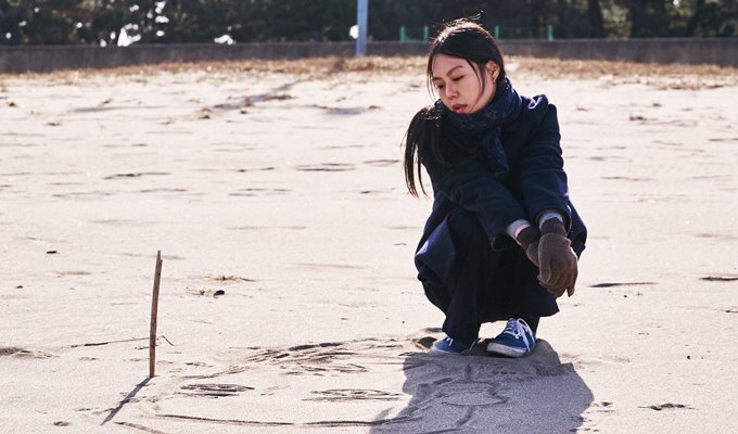 on_the_beach_at_night_alone-filmloverss