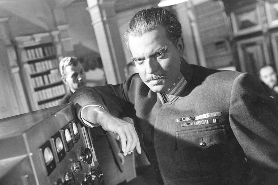 Journey Into Fear Filminde Orson Welles’in Türkçe Konuşması ve Canlandırdığı Polis Hakkı Karakteri