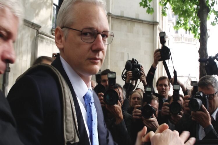 julian-assange-in-hayatinin-anlatildigi-risk-belgeselinden-fragman-yayinlandi-filmloverss