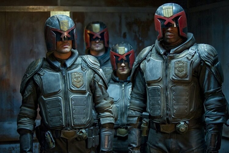 judge-dredd-beyazperdenin-ardindan-televizyona-uyarlaniyor-1-filmloverss
