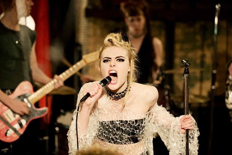 nicole-kidman-ve-elle-fanning-i-bulusturan-film-how-to-talk-to-girls-at-parties-filmloverss