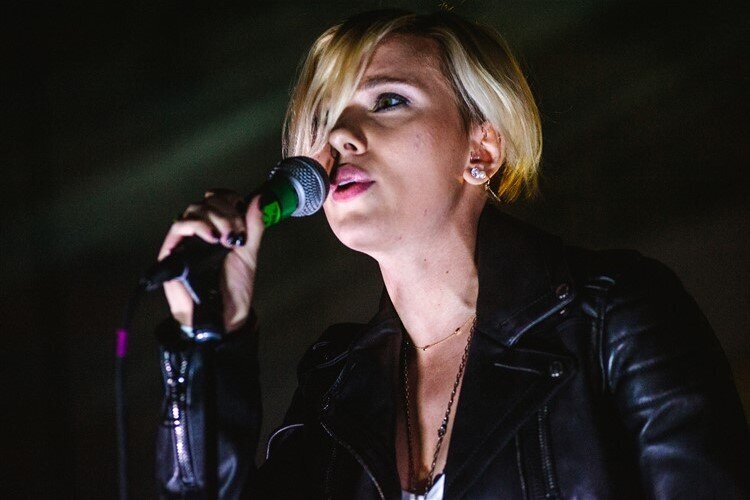 mikrofonun-basina-gecen-film-yildizlari-scarlett-johansson-filmloverss