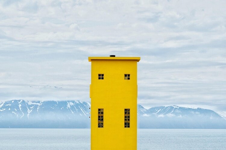wes-anderson-filmlerinden-firlamis-gibi-gozuken-rengarenk-yapitlar-filmloverss
