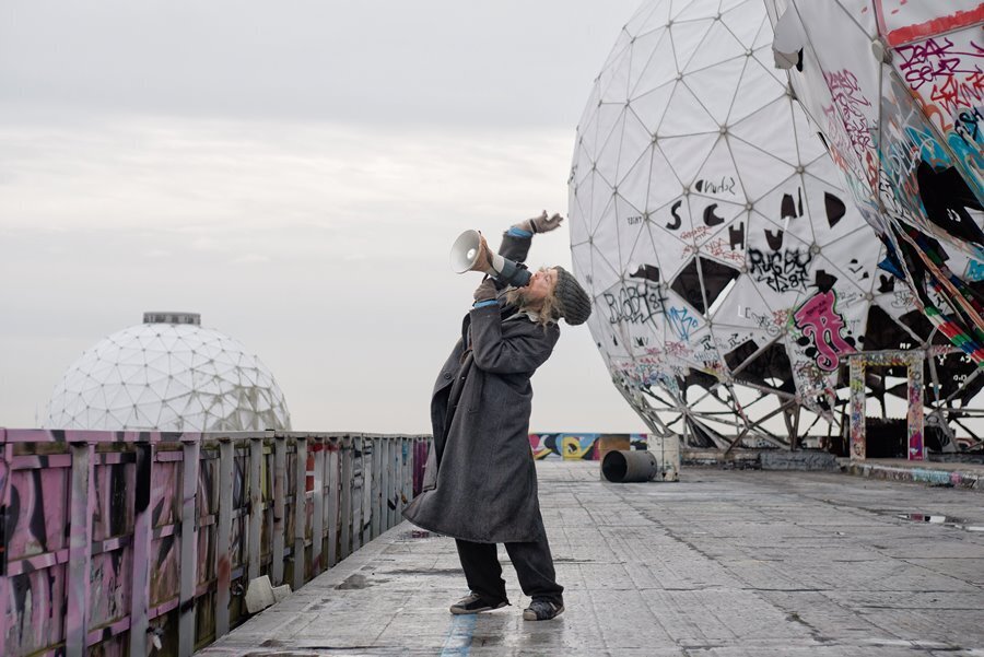 Cate Blanchett’li Manifesto’dan Yepyeni Görseller!