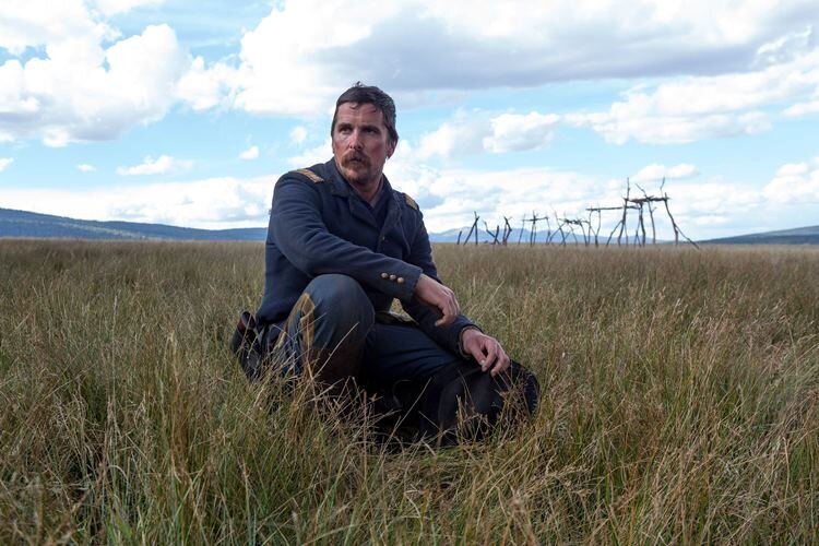 christian-bale-rosamund-pikeli-hostiles-filmine-ilk-bakis-2-filmloverss