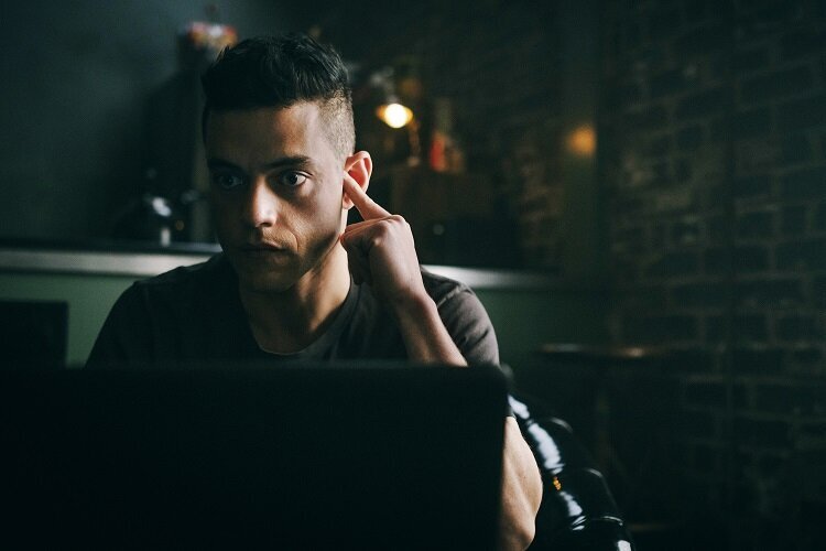 MR. ROBOT -- "eps2.7_init_5.fve" Episode 209 -- Pictured: Rami Malek as Elliot Alderson -- (Photo by: Michael Parmelee/USA Network)