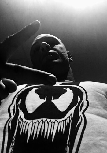 riz-ahmed-tom-hardy-ile-birlikte-venom-filminin-başrolünde-2-filmloverss