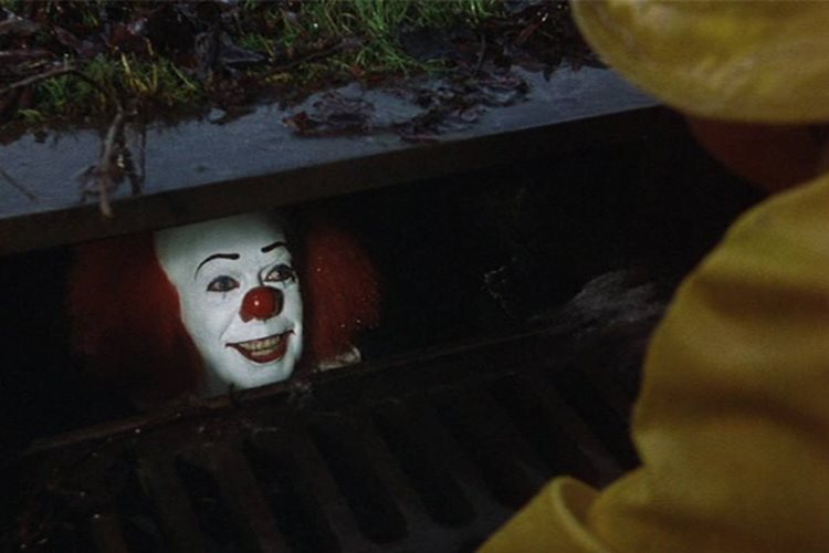 4-dakikada-itin-acilis-sahnesi-uzerinden-iki-farkli-pennywise-yansimasi-3-filmloverss