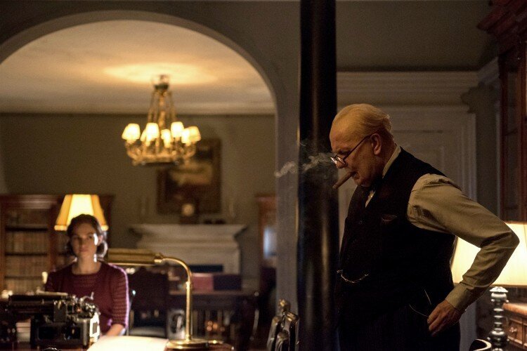 darkest-hour-gary-oldman-lily-james-filmloverss