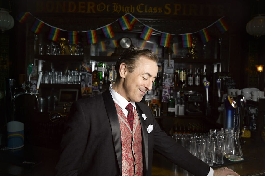 Sherlock’un Yaratıcısı Mark Gatiss’in Yeni Dizisi Queers’tan Merak Uyandıran Bir Fragman Yayınlandı!