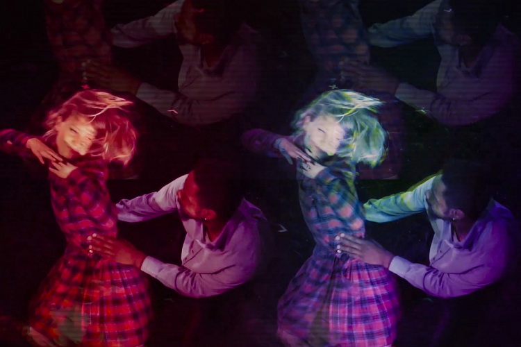 spike-jonze-canlı-yayında-mia-wasikowska-ve-laketih-stanfield-ikilisiyle-müzik-videosu-cekti-2-filmloverss