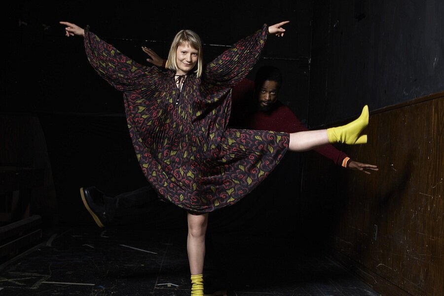 Spike Jonze Canlı Yayında Mia Wasikowska ve Lakeith Stanfield İkilisiyle Müzik Videosu Çekti!