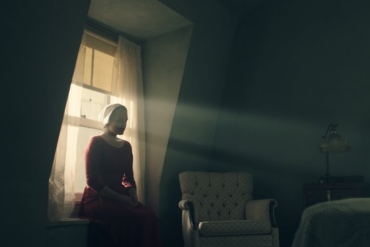 the-handmaidens-tale-elisabeth-moss-2-filmloverss