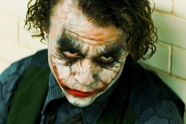 heath-ledger-the-dark-knight-çekimlerinde-christian-balein-kendisine-gerçekten-vurmasını-istemiş-2-filmloverss