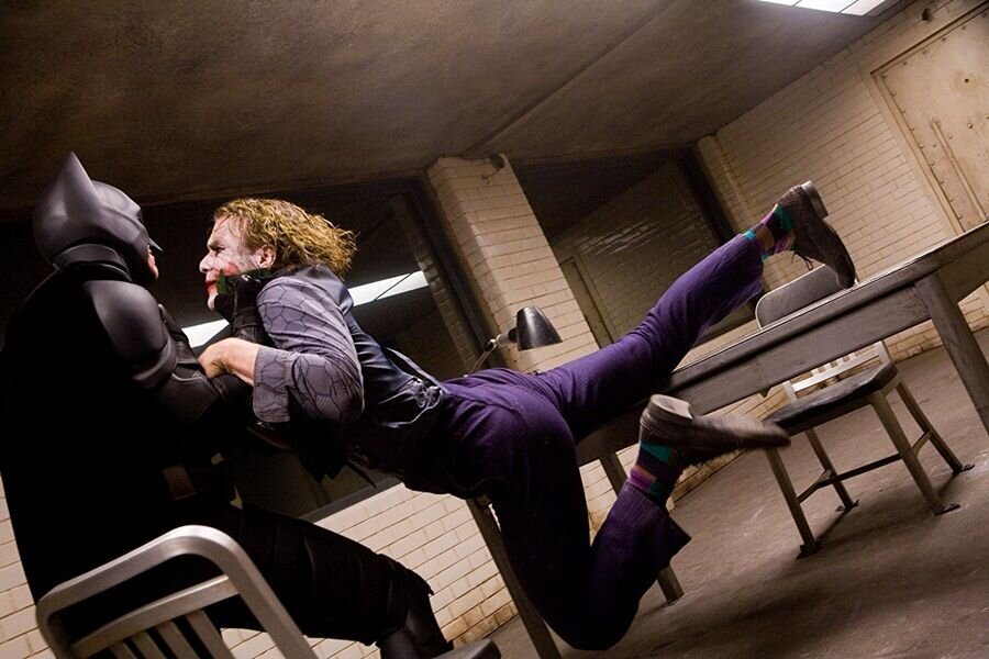Heath Ledger The Dark Knight Çekimlerinde Christian Bale’in Kendisine Gerçekten Vurmasını İstemiş!