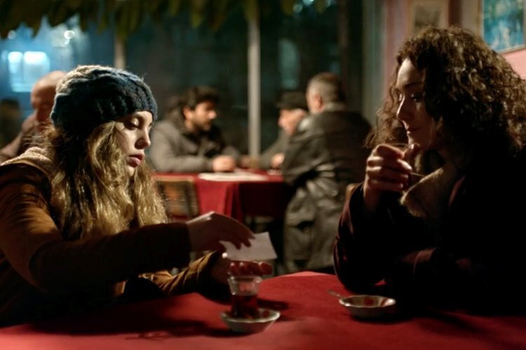 oyku-karayel-ise-yarar-bir-sey-filmloverss