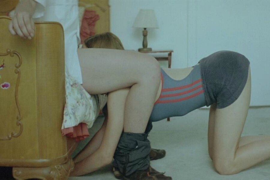 Dogtooth: Aile Kurumunun Rahatsız Edici Tasviri