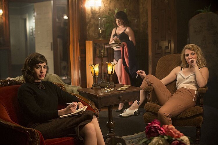 Lizzy Caplan as Virginia Johnson and Annaleigh Ashford as Betty in Masters of Sex (season 1, episode 2) - Photo: Peter Iovino/SHOWTIME - Photo ID: MastersofSex_102_0653