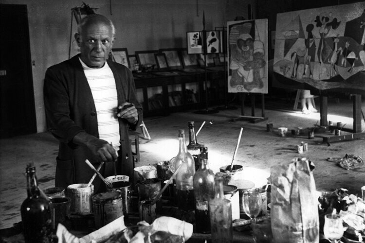 Pablo Picasso (1881-1973) dans son atelier au chateau Grimaldi a Antibes, ete 1946 --- Pablo Picasso in his workshop in Antibes summer 1946
