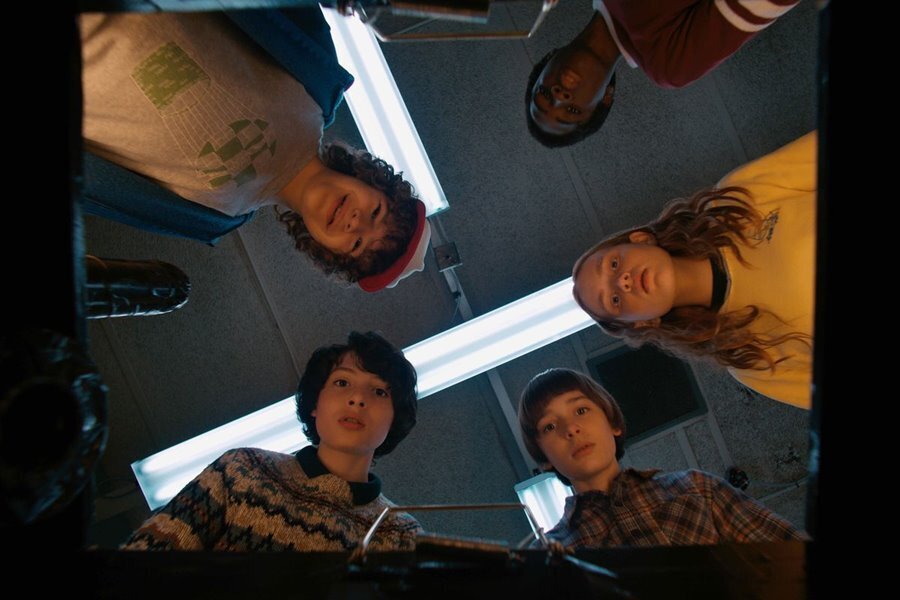 Stranger Things’te Yer Alan Muhteşem Güzellikteki 25 Geçiş Sahnesi!