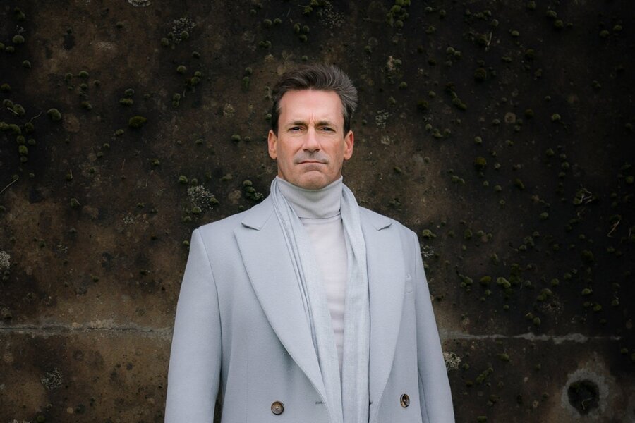 Neil Gaiman ve Terry Pratchett İkilisinin Aynı İsimli Kitabından Uyarlanacak Olan Good Omens’dan Jon Hamm’in İlk Görseli Yayınlandı!