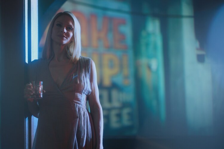 altered-carbon-incelemesi-filmloverss