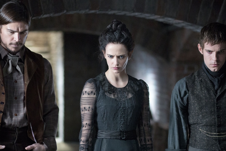 Josh Hartnett as Ethan Chandler, Eva Green as Vanessa Ives and Harry Treadaway as Dr. Victor Frankenstein in Penny Dreadful (season 1,episode 4). - Photo: Jonathan Hession/SHOWTIME - Photo ID: PennyDreadful_104_0754