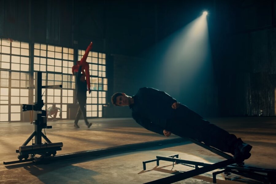 Thom Yorke’un Müziğiyle Eşlik Ettiği Kate Mara ve Ansel Elgort’lu Kısa Film: Why Can’t We Get Along?